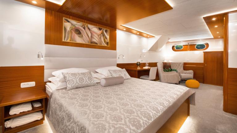 The spacious cabin offers enough room for 2-3 people.